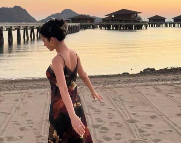 股票入门 杨采钰二婚丈夫正脸曝光，大秀恩爱好甜蜜，生产不到两月恢复很好