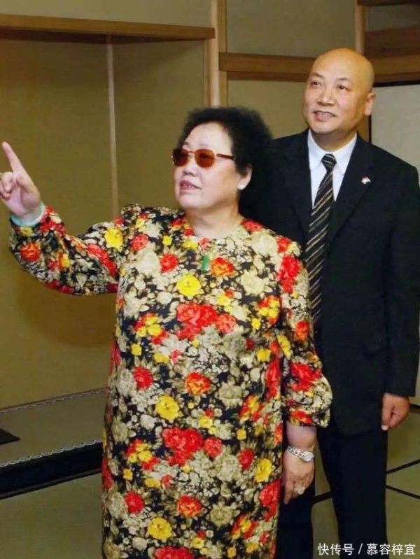 沈阳配资平台 陈丽华董事长的标志性打扮